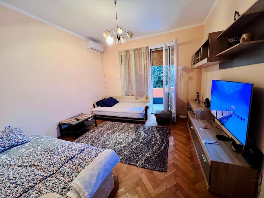 Apartment Main Center Square